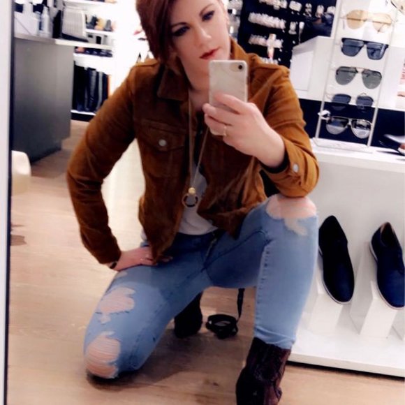 Meet your Posher, Lauren - Picture 5 of 5